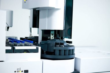 Enjeksiyon bölümünde (Gas Chromatography (GC) enstrümanının içinde şişe (küçük şişe), kimyasal analitik deney konsepti