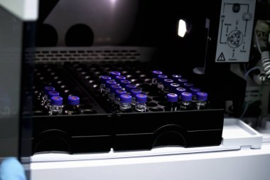 Yüksek Performans Sıvı Kromatografisi (HPLC) enstrümanı, kimya analitik deney konseptinin enjeksiyon bölümünde şişe (küçük şişe).