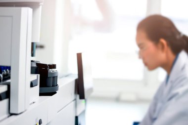 Gaz Kromatografisi (Gas Chromatography) enstrümanının enjeksiyon bölümünde küçük şişe şişeleri, kimya analitik deney konsepti, Bangkok, Tayland. 7 Kasım 2019 'da.