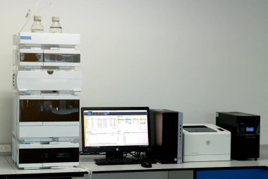 Laboratuvarda masaüstü bilgisayarı bulunan yüksek performanslı sıvı kromatografi (HPLC) enstrümanı, kimyasal analiz ekipmanı kavramı. Bangkok, Tayland. 7 Kasım 2019 'da.