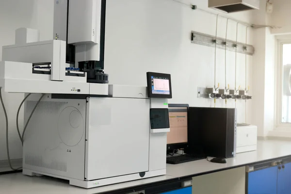 研究室のデスクトップコンピュータとガスクロマトグラフィー 化学分析装置の概念 — ストック写真