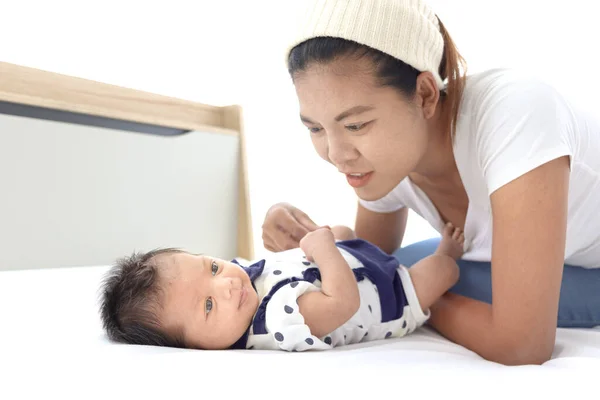 Adorável Pequeno Bebê Recém Nascido Doce Menina Deitada Cama Branca — Fotografia de Stock