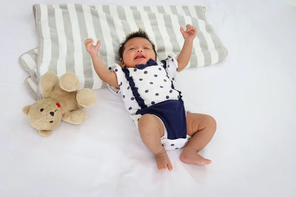 Αξιολάτρευτο Μικρό Γλυκό Νεογέννητο Κοριτσάκι Ξαπλωμένο Στο Λευκό Κρεβάτι Χαριτωμένο — Φωτογραφία Αρχείου