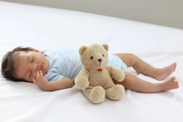 Адекватная Маленькая Милая Новорожденная Девочка Спящая Белой Кровати Плюшевым Медвежонком — стоковое фото
