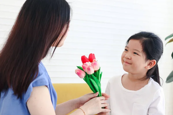 Adorable Happy Smiling Daughter Girl Giving Beautiful Tulip Flowers Her — 图库照片