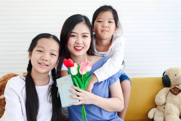 Δύο Κόρες Που Δίνουν Λουλούδια Τουλίπας Και Δωρίζουν Δώρα Στη — Φωτογραφία Αρχείου