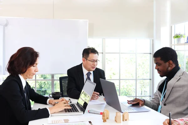 Three Business People Discussing While Sitting Meeting Table Office Together — Foto de Stock