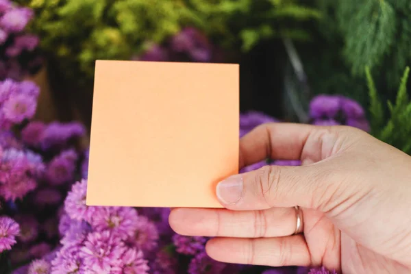 Carta Nota Bianco Mano Sul Bellissimo Sfondo Mazzo Fiori Margaret — Foto Stock