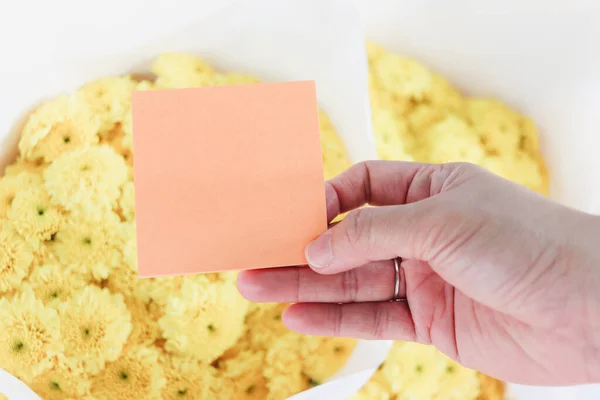 Papel Nota Blanco Mano Sobre Hermosos Crisantemos Amarillos Fondo Ramo — Foto de Stock