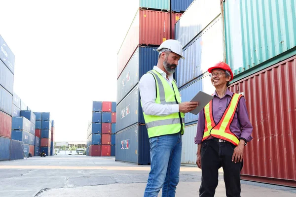 Zwei Arbeiter Mit Warnweste Und Helm Diskutieren Auf Dem Containerplatz — Stockfoto