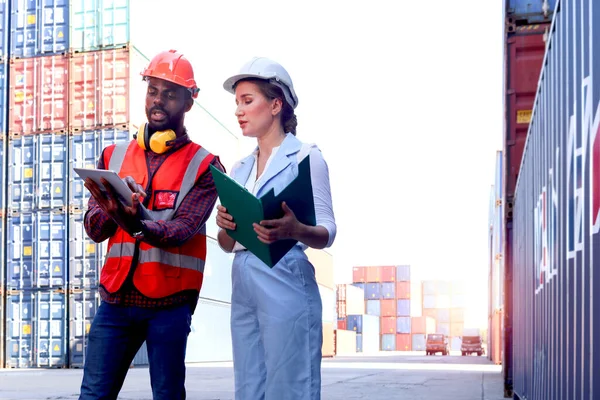 Zwei Arbeiter Mit Schutzhelm Auf Dem Logistik Containerplatz Afroamerikanischer Ingenieur — Stockfoto
