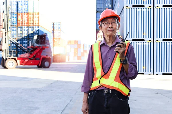 Egy Idősebb Ázsiai Munkás Mérnök Aki Biztonsági Mellényt Sisakot Visel — Stock Fotó