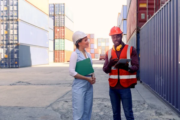 Dos Trabajadores Que Usan Chaleco Seguridad Casco Discutiendo Patio Contenedores — Foto de Stock