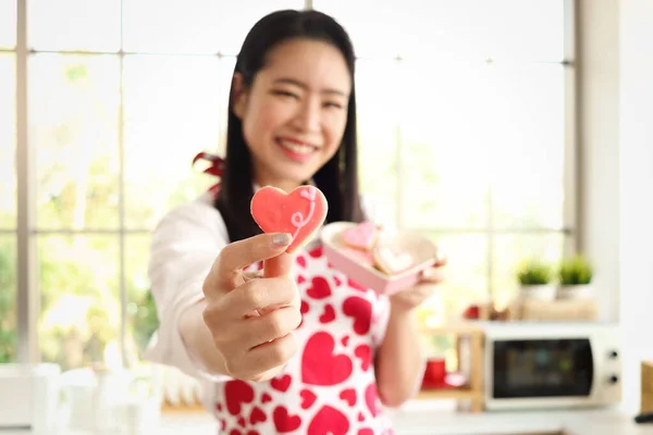 Glücklich Lächelnd Schöne Junge Asiatin Süßer Roter Herzschürze Der Küche — Stockfoto