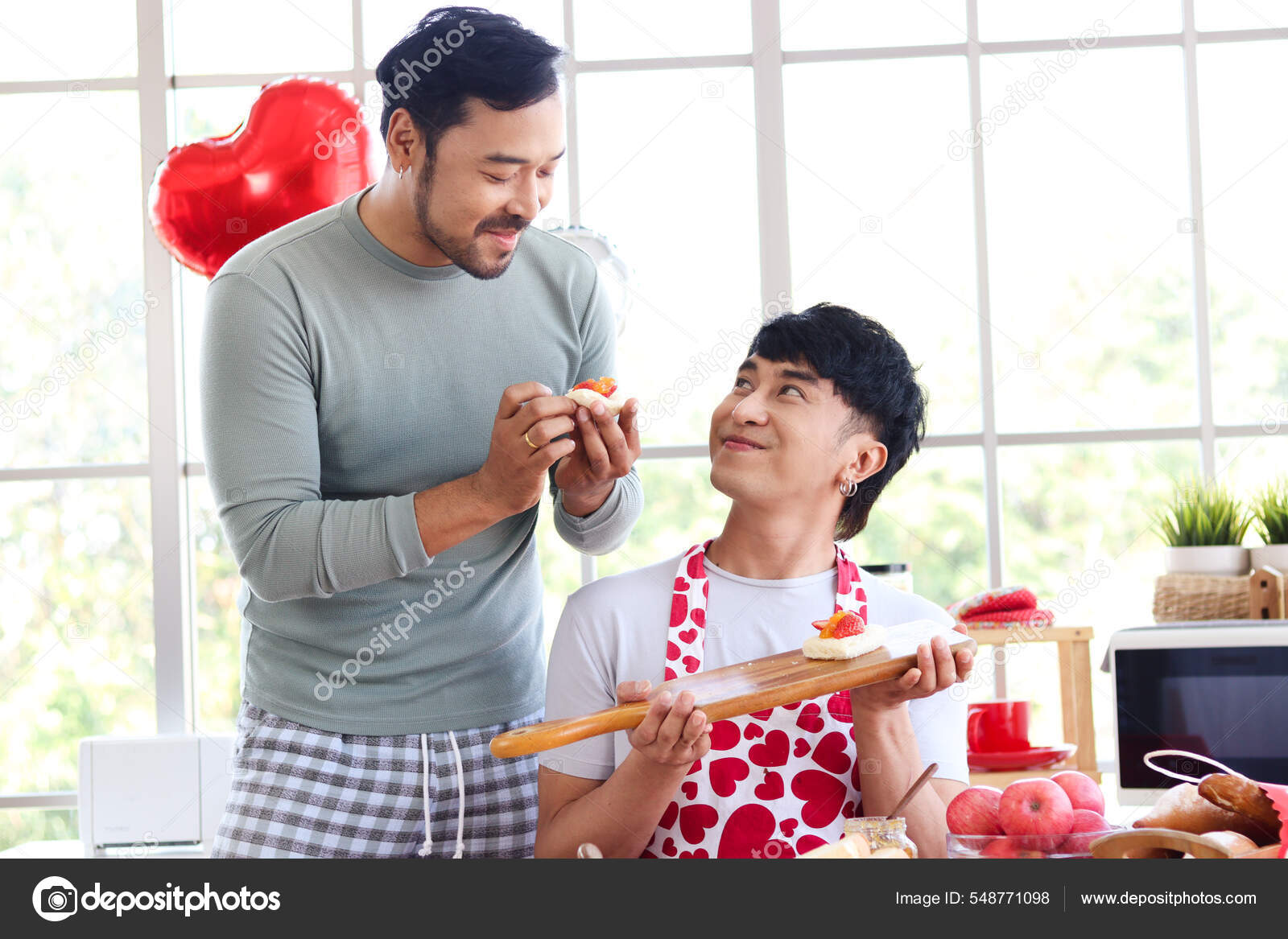 Happy Lgbt Couple Prepare Romantic Love Breakfast Meal Valentine Day —  Stock Photo © pratoomrat 548771098