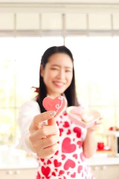 Glücklich Lächelnd Schöne Junge Asiatin Süßer Roter Herzschürze Die Selbst — Stockfoto