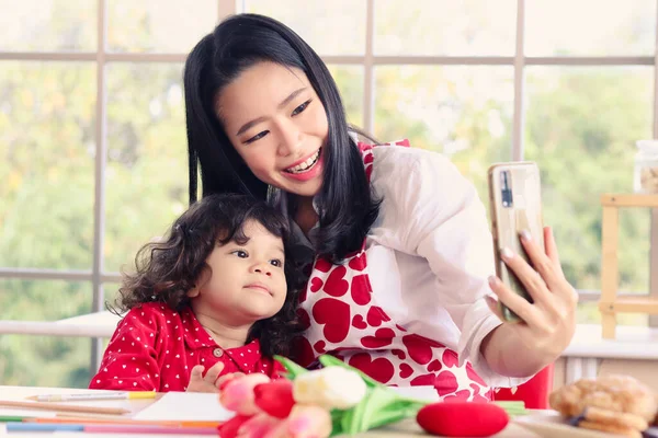 Feliz Sorrindo Bela Jovem Mãe Asiática Segurando Telefone Celular Levando — Fotografia de Stock
