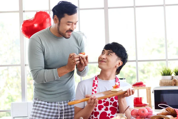 Szczęśliwa Para Lgbt Przygotować Romantyczny Obiad Śniadanie Miłość Walentynki Kuchni — Zdjęcie stockowe