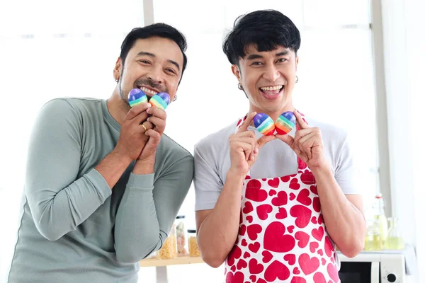 Glückliches Junges Lgbt Paar Mit Regenbogen Ostereiern Als Symbol Für — Stockfoto