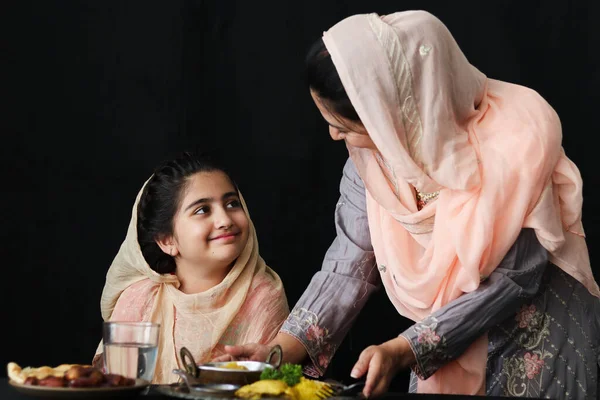 Adorável Sorrindo Menina Muçulmana Paquistanesa Com Belos Olhos Sentados Mesa — Fotografia de Stock