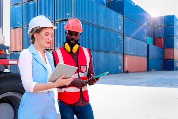 Zwei Arbeiter Mit Warnweste Und Helm Diskutieren Auf Dem Containerplatz — Stockfoto