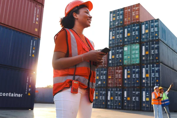 Trabajadora Ingeniería Afroamericana Con Cabello Rizado Que Usa Chaleco Seguridad — Foto de Stock