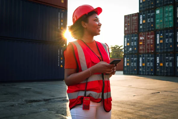 Afroamerikanische Ingenieurin Mit Lockigem Haar Sicherheitsweste Und Helm Das Handy — Stockfoto