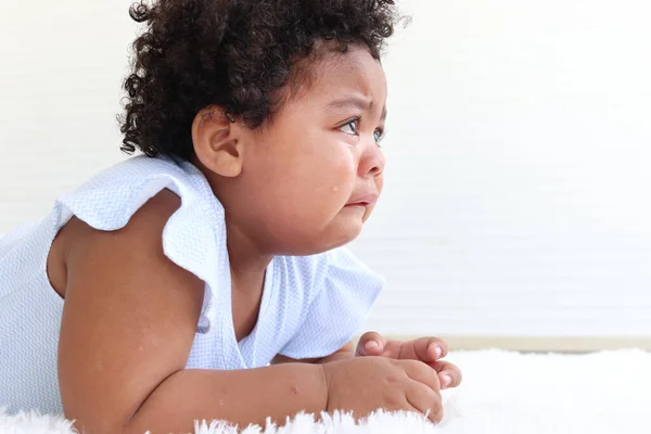 Üzgün Kıvırcık Saçlı Ağlayan Küçük Afrikalı Amerikalı Bir Kız Yanağından — Stok fotoğraf