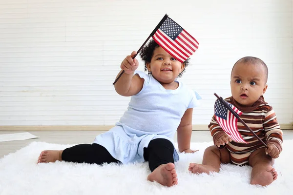 Afro Amerikalı Kız Kardeşi Bebeği Temmuz Ulusal Bağımsızlık Günü Kutlamak — Stok fotoğraf