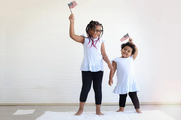 Afrikalı Amerikalı Kız Kardeş Ellerinde Amerikan Bayrağını Sallıyor — Stok fotoğraf