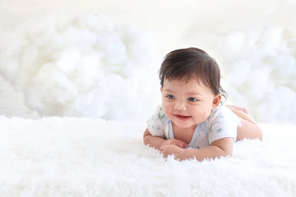 Πορτρέτο Ενός Μωρού Έξι Μηνών Σερνόμενο Χνουδωτό Λευκό Χαλί Χαρούμενο — Φωτογραφία Αρχείου