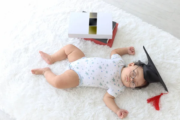 Seis Meses Rastejando Bebê Garoto Dormindo Lado Grande Pilha Livros — Fotografia de Stock