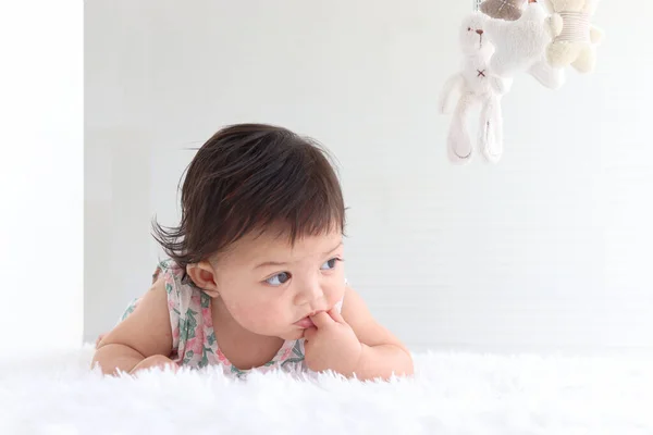 Πορτρέτο Ενός Μωρού Έξι Μηνών Σερνόμενο Χνουδωτό Λευκό Χαλί Ευτυχισμένο — Φωτογραφία Αρχείου