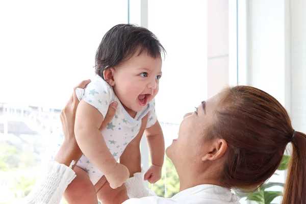 Feliz Bebê Seis Meses Rastejando Abraço Dos Braços Mãe Mãe — Fotografia de Stock