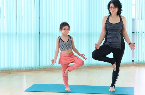 Mutter Und Tochter Machen Yogaübungen Indoor Studio Sportliche Familie Praktiziert — Stockfoto