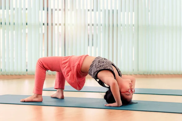 Entzückendes Asiatisches Kleines Mädchen Macht Yoga Übungen Indoor Studio Zusammen — Stockfoto