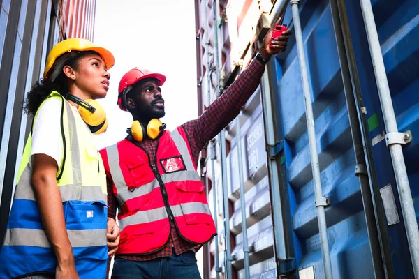 Két Ipari Afro Amerikai Mérnök Férfi Biztonsági Mellényt Sisakot Visel — Stock Fotó