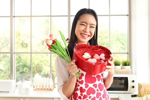 Happy Uśmiechnięta Piękna Azjatka Słodkie Czerwone Serce Fartuch Trzymać Walentynki — Zdjęcie stockowe