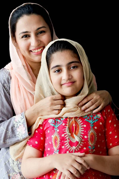 Portret Van Een Schattig Glimlachend Pakistaans Moslim Meisje Met Mooie — Stockfoto