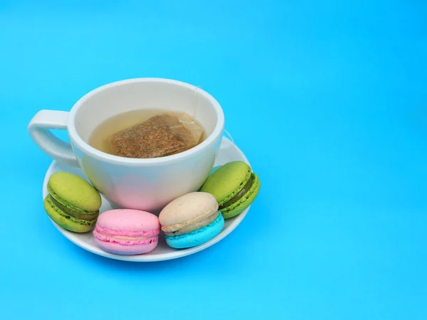 Eine Tasse Tee Mit Niedlichen Bunten Französischen Macarons Makronen Köstliches — Stockfoto