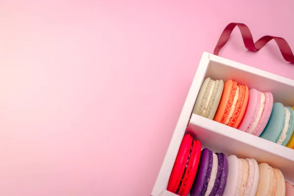 Macarons Franceses Coloridos Macaroons Bolo Caixa Papelão Deliciosa Sobremesa Doce — Fotografia de Stock