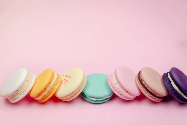 Bolo Macarons Franceses Coloridos Macaroons Deliciosa Sobremesa Doce Fundo Rosa — Fotografia de Stock