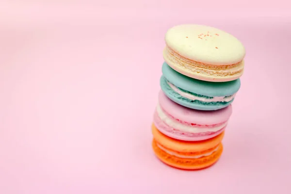 Красочные Французские Макароны Макароны Торт Вкусный Сладкий Десерт Розовом Фоне — стоковое фото