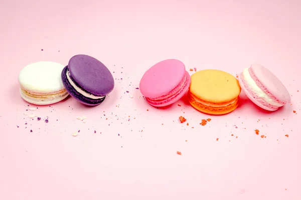 Bunte Französische Macarons Makronen Kuchen Köstliches Süßes Dessert Auf Rosa — Stockfoto