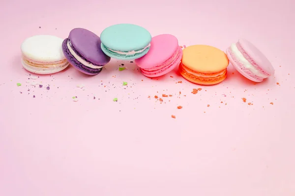 Bunte Französische Macarons Makronen Kuchen Köstliches Süßes Dessert Auf Rosa — Stockfoto