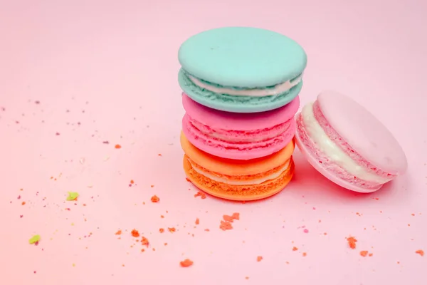 Bolo Macarons Franceses Coloridos Macaroons Deliciosa Sobremesa Doce Fundo Rosa — Fotografia de Stock