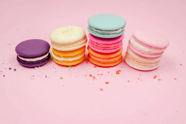 Bolo Macarons Franceses Coloridos Macaroons Deliciosa Sobremesa Doce Fundo Rosa — Fotografia de Stock