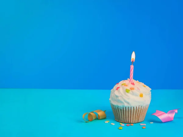 Gelukkige Verjaardag Cupcake Boog Kaars Blauwe Achtergrond Met Kopieerruimte — Stockfoto