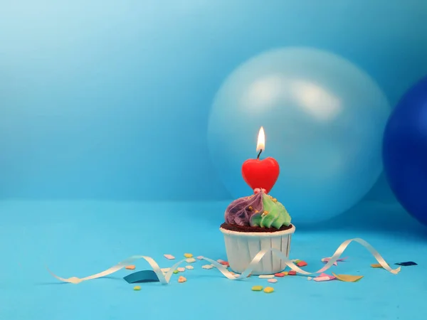 Γλυκό Cupcake Και Κερί Τόξο Μπλε Φόντο Χώρο Αντίγραφο Χαρούμενα — Φωτογραφία Αρχείου