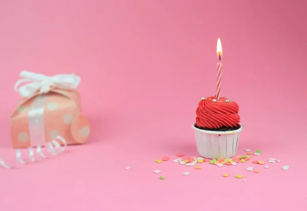 Sladký Červený Cupcake Lukem Svíčky Dárkové Krabice Růžovém Pozadí Kopírovacím — Stock fotografie